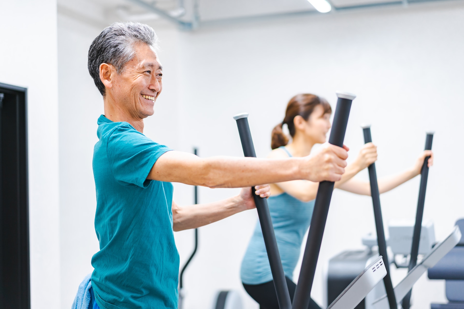 Un vieil homme sur un appareil de fitness : combien de séances par semaine ?