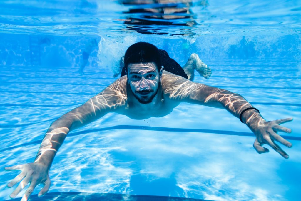 Comment nager pour muscler les abdos ?