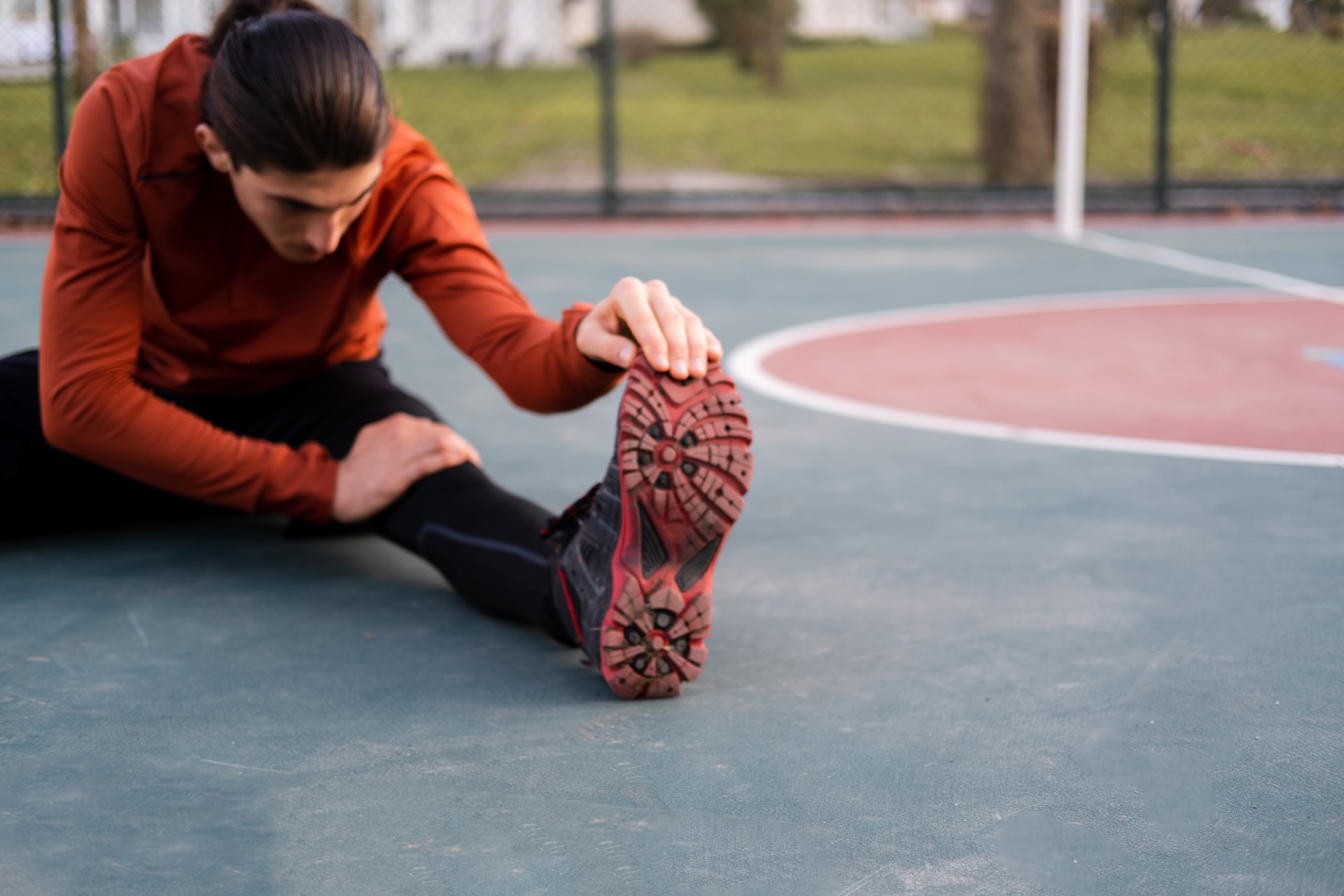 Un homme qui s'étire après une séance de sport.