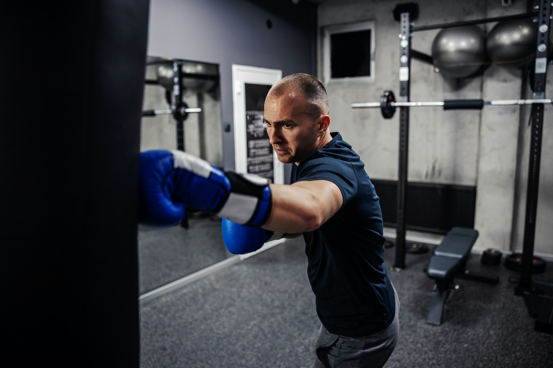Un boxeur s'entraîne dans une salle de sport.