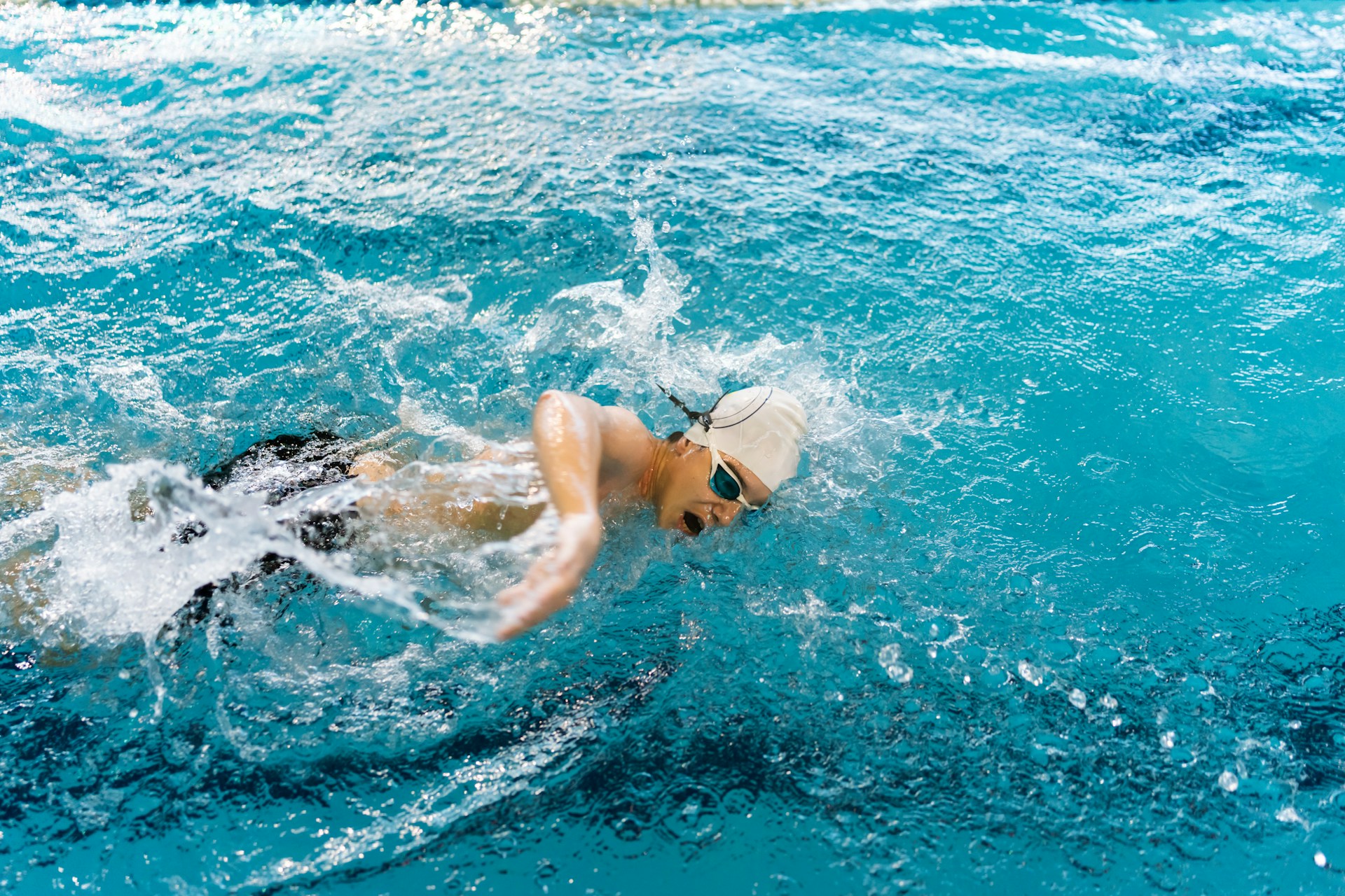 Un sportif s'entraîne à nager dans un bassin.