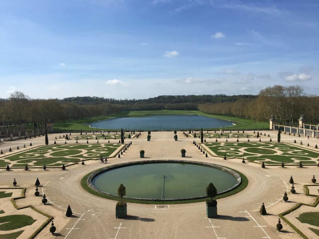 Vue des jardins à la française du Château de Versailles.