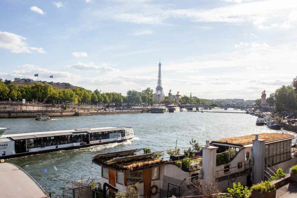 Vue de Paris depuis les quais de la Seine, avec la Tour Eiffel.