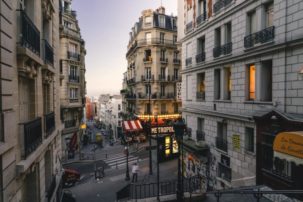 Une ruelle typique de l'agglomération parisienne.