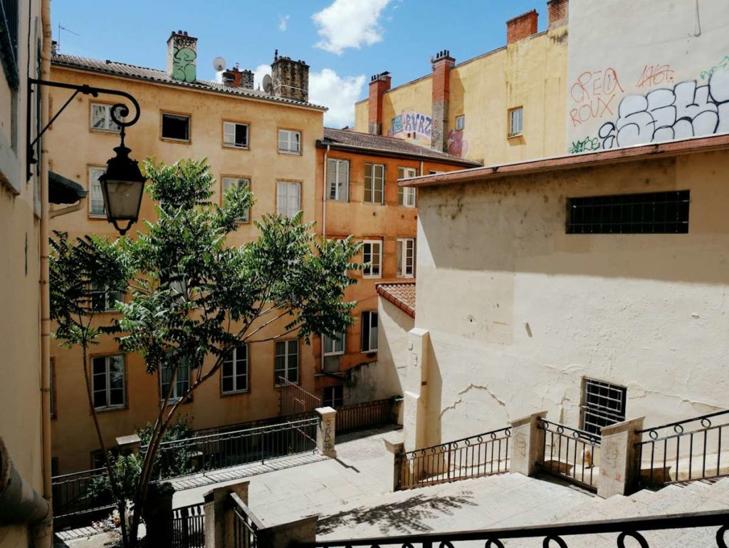 Image d'une rue et de bâtiments dans l'agglomération lyonnaise.