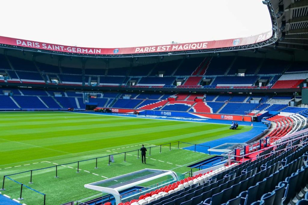 Vue de la pelouse du stade de foot mythique du Paris Saint-Germain.
