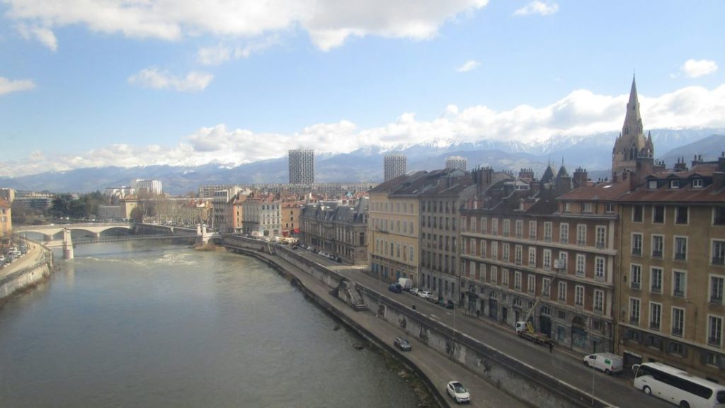 Vue sur les hauteurs de l'agglomération grenobloise, depuis les sommets alpins de la ville.