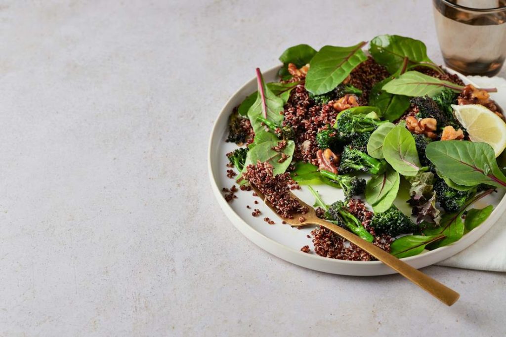 Vue d'une assiette avec de la verdure.