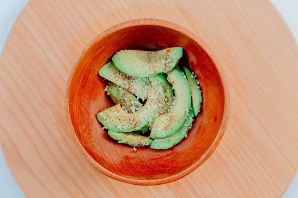 Vue de dessus d'une salade d'avocats faible en matière grasse.