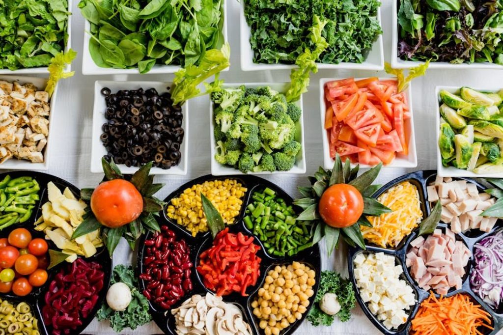 Vue de dessus d'une panoplie de légumes aux multiples couleurs.