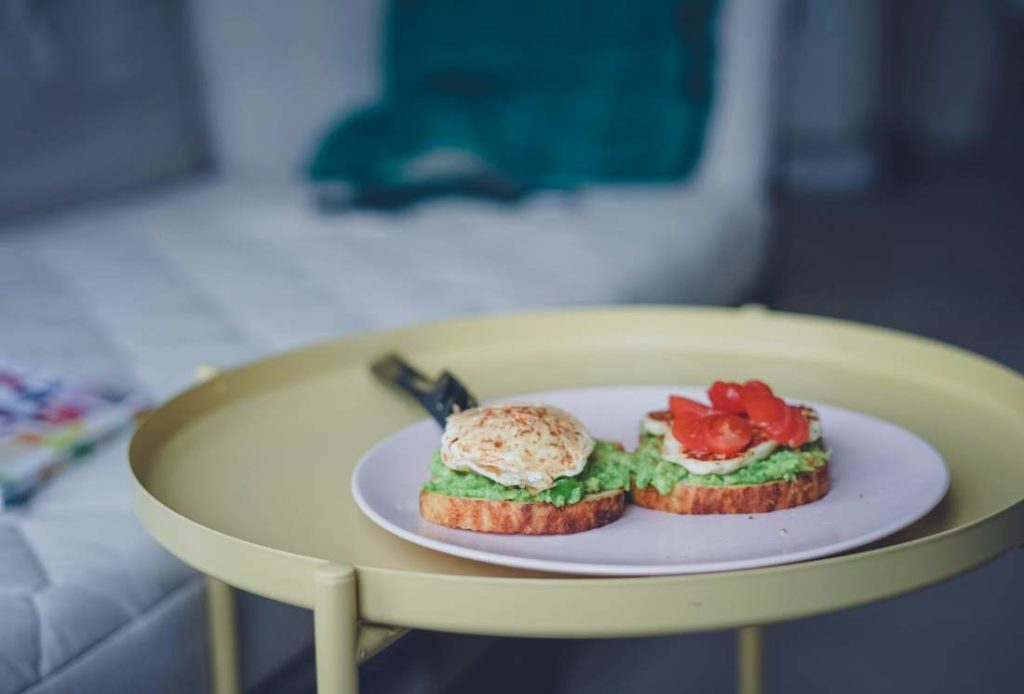 Deux pancakes dans une assiette blanche, avec des aliments légers.