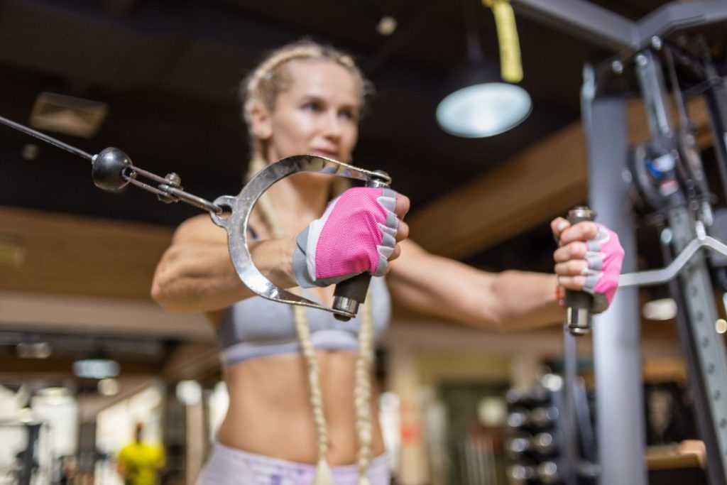 Une femme en train de faire du sport.