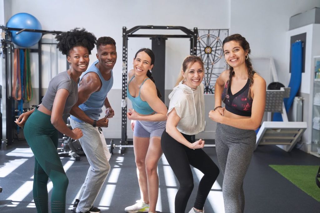 Des jeunes gens à la salle de sport.