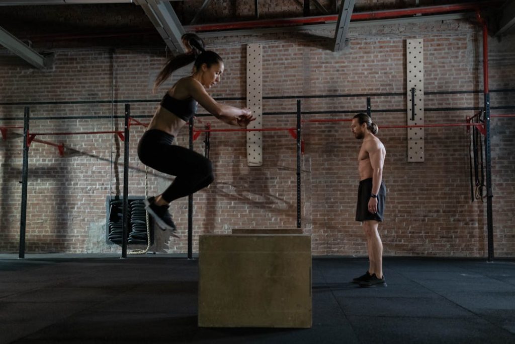 Une athlète fait des exercices de cross-training avec une box jump.