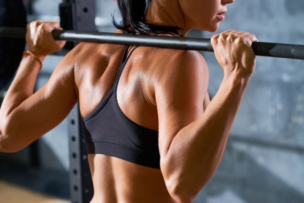 Une femme en train de s'entrainer dans une salle de sport.