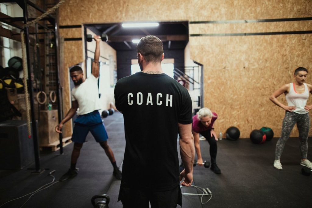 Un coach sportif dans une salle à Lyon.