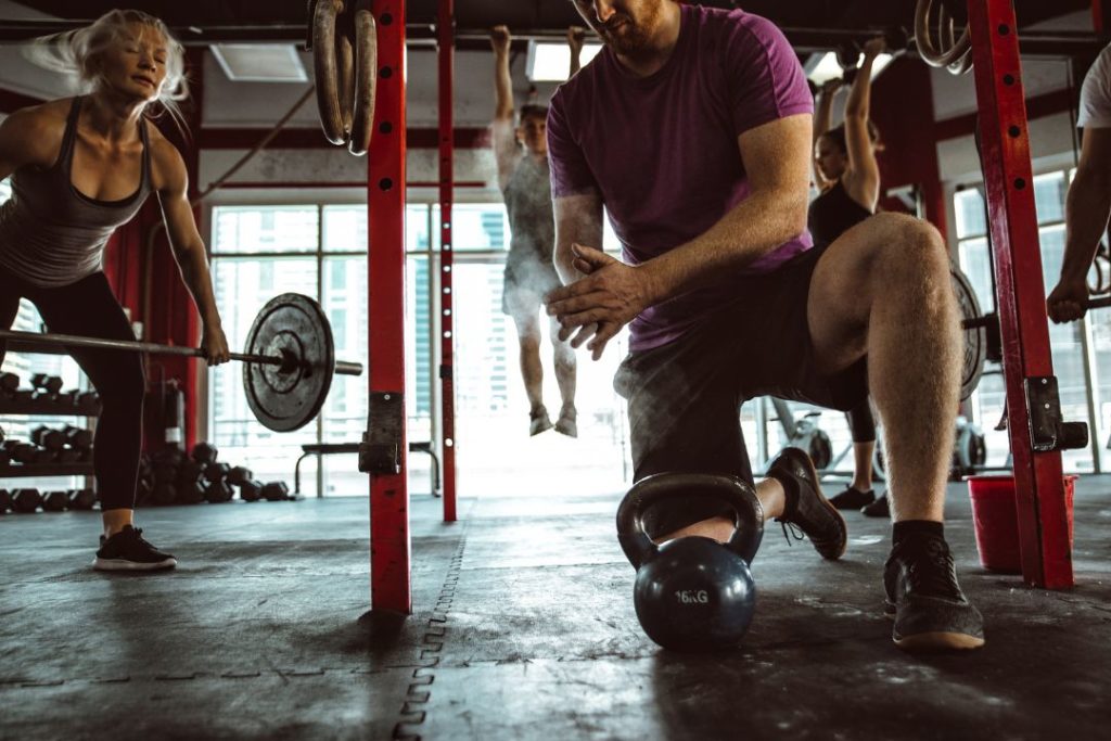 Une séance de sport dans une salle de musculation.