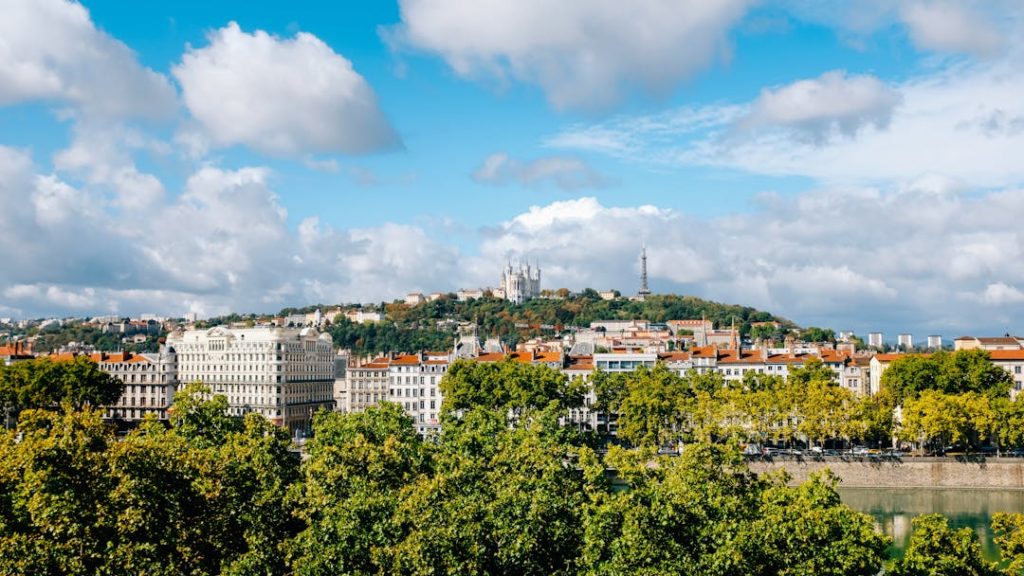 Vue aérienne de l'agglomération lyonnaise depuis les quais du Rhône.