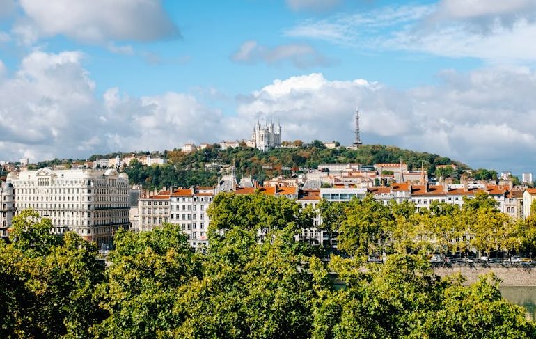 Vue aérienne de l'agglomération lyonnaise depuis les quais du Rhône.