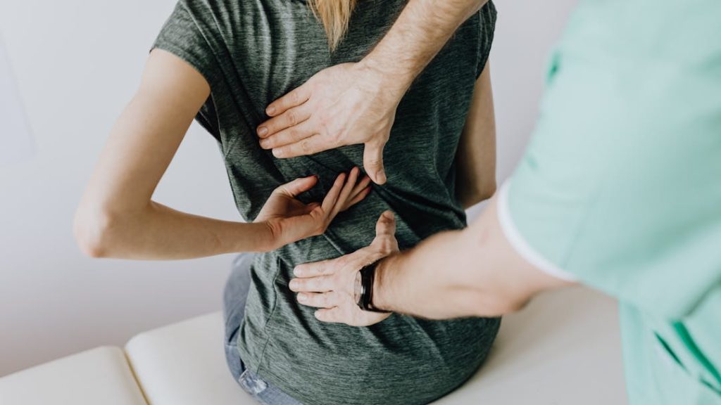 Vue de dos d'une femme en train de se faire masser le dos.