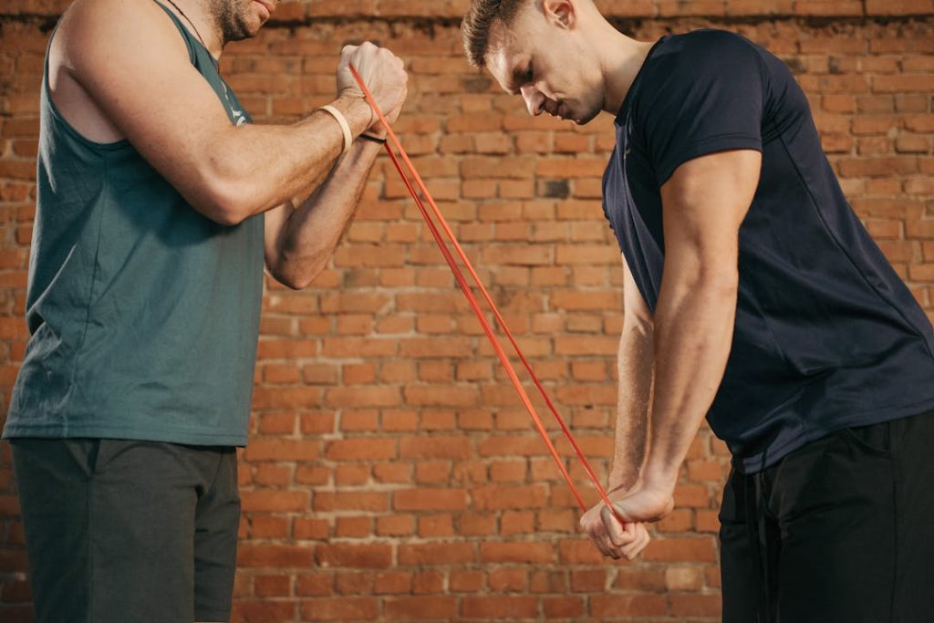 Deux personnes s'entraînent pour muscler les bras et les épaules.