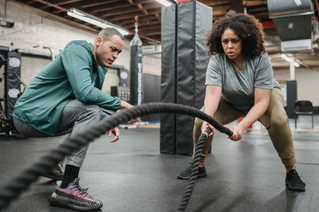 Deux personnes en train de faire du sport.