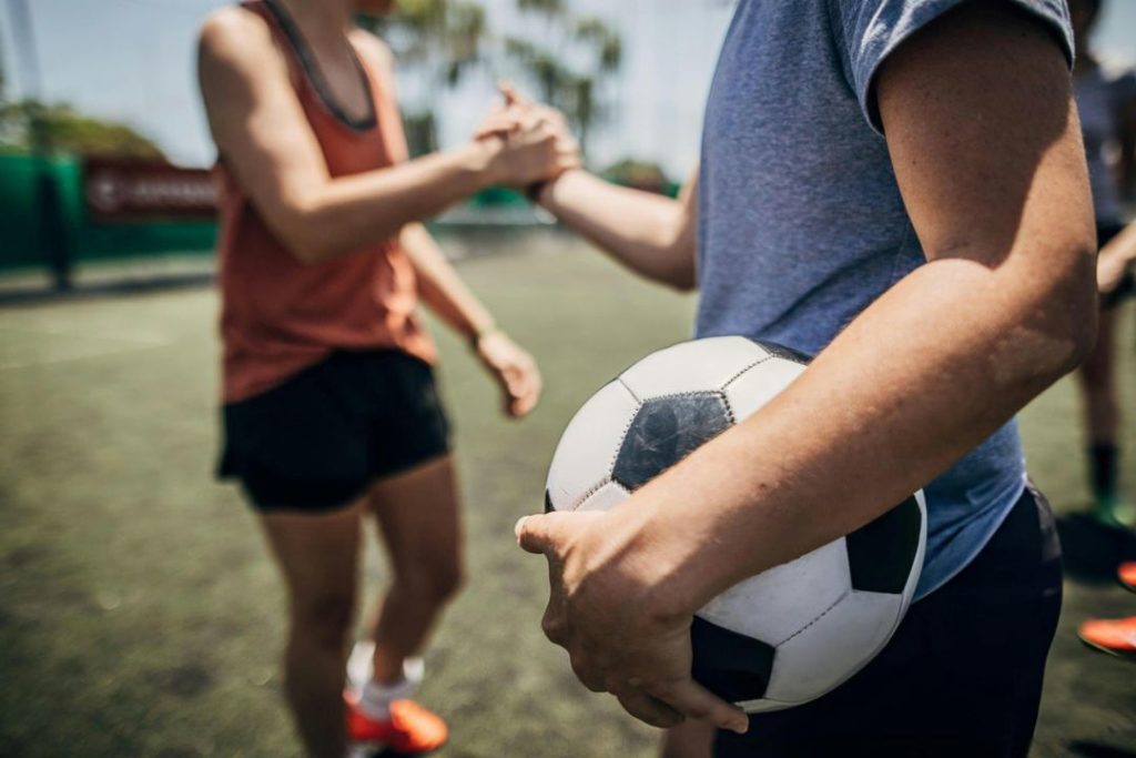 Deux personnes en train de jouer au football.