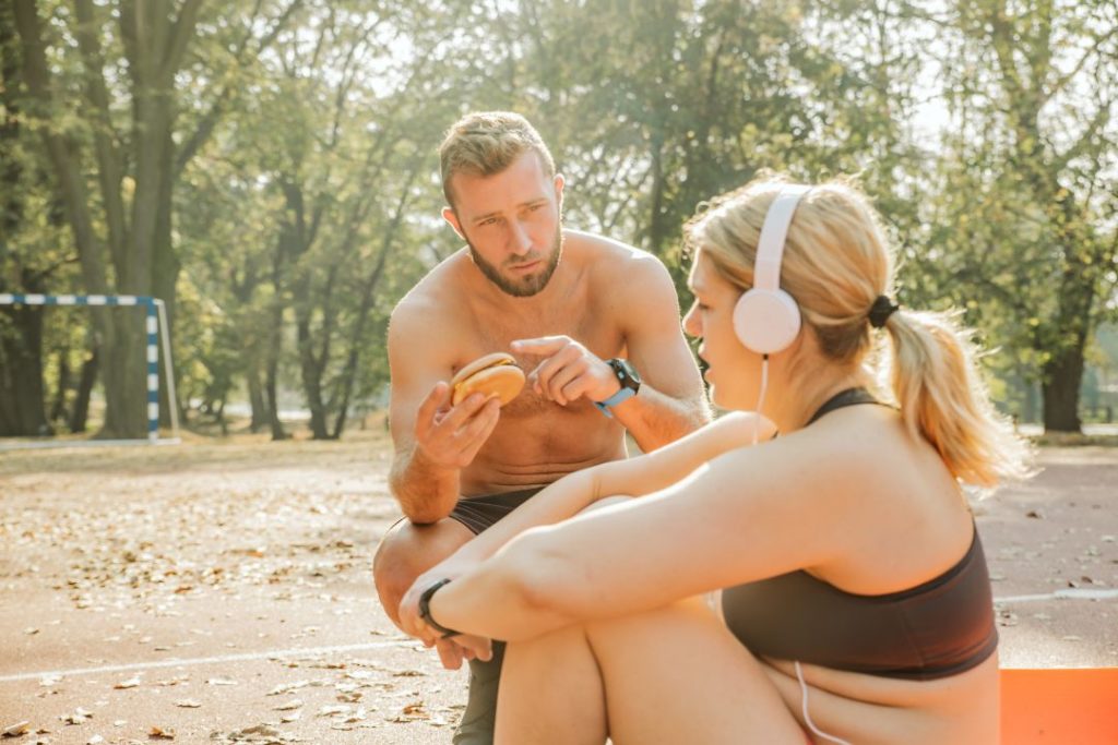 Une personne et son coach en train de faire un point sur l'alimentation.
