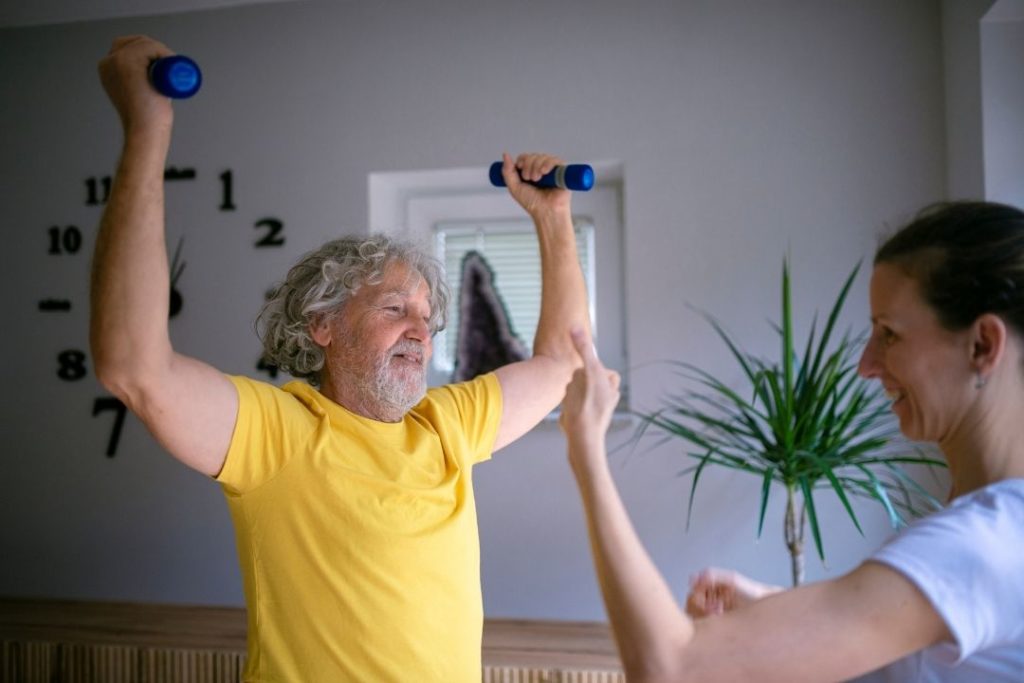 Un homme en train de faire du sport avec une coach.