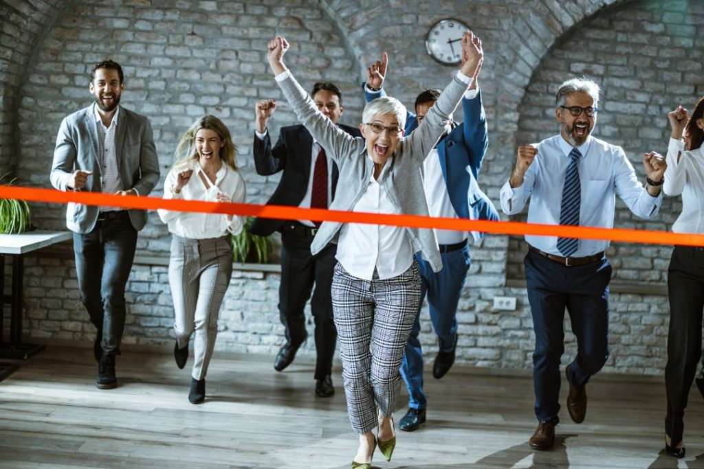 Des employés en train de faire une course au bureau.