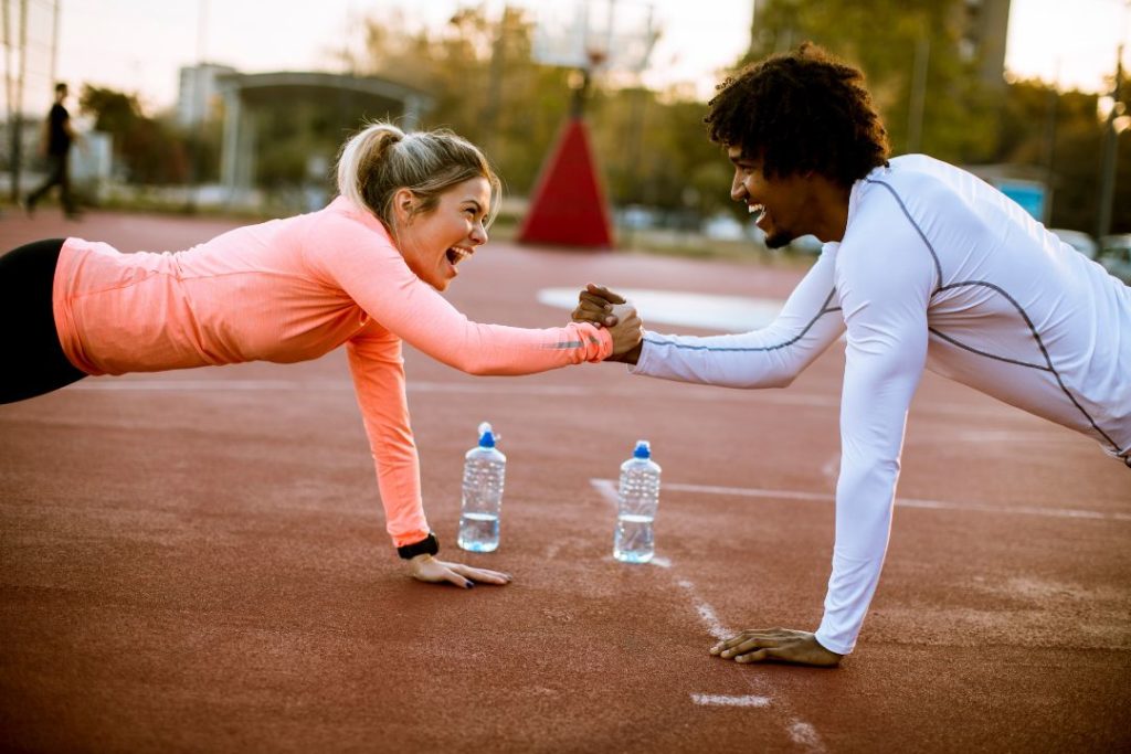 Deux personnes en train de faire du gainage.