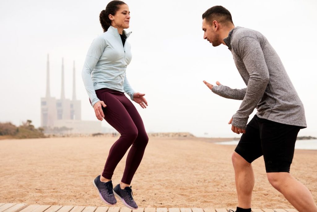 Une personne en train de faire du sport avec un entraineur privé.