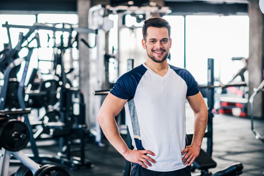 Un coach dans une salle de musculation.