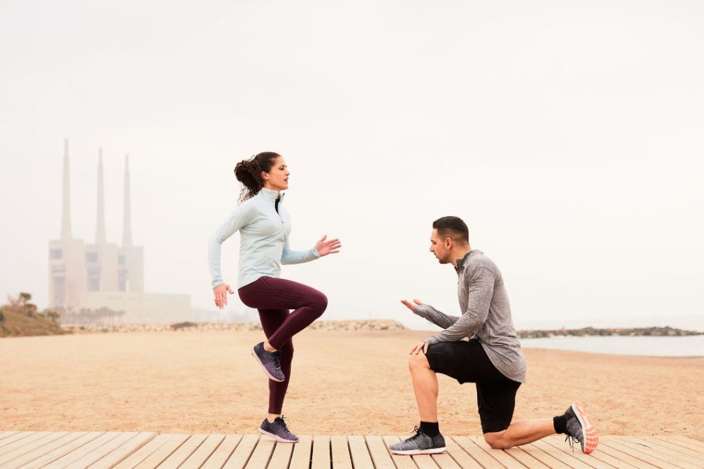 Un cours de sport dans un parc public en duo.