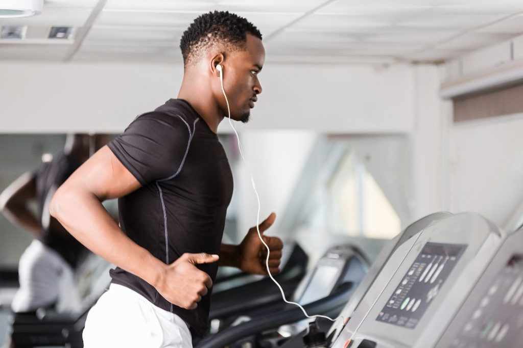 Un homme en train de courir sur un tapis de course.