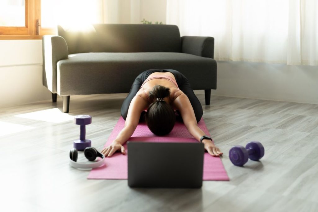 Un cours de yoga à distance chez un particulier.