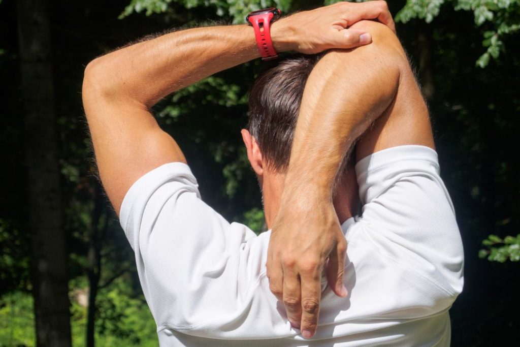Une personne en train d'étirer ses triceps.
