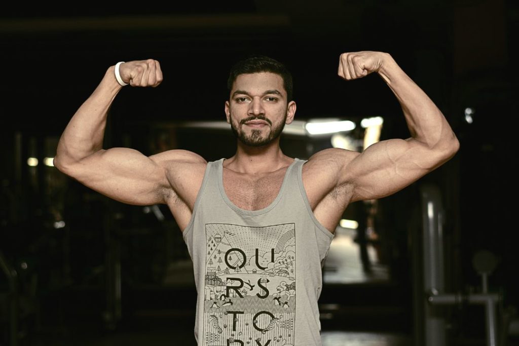 Un homme en train de plier les bras.