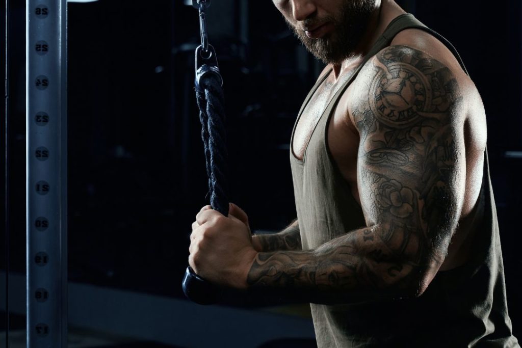 Un homme en train de faire de la musculation avec des élastiques.