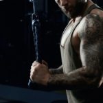 Comment s’étirer après la musculation des triceps ?