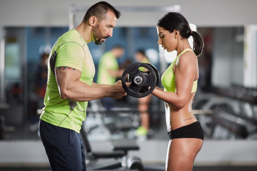 Une femme et son entraineur sportif.