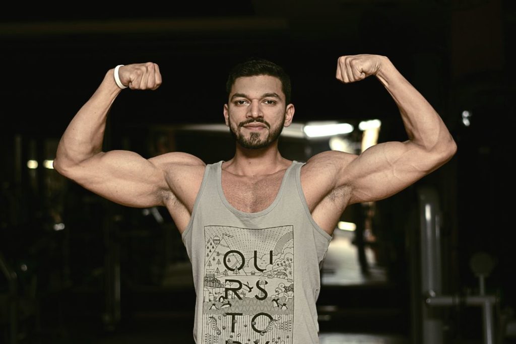 Un homme contracte ses bras.