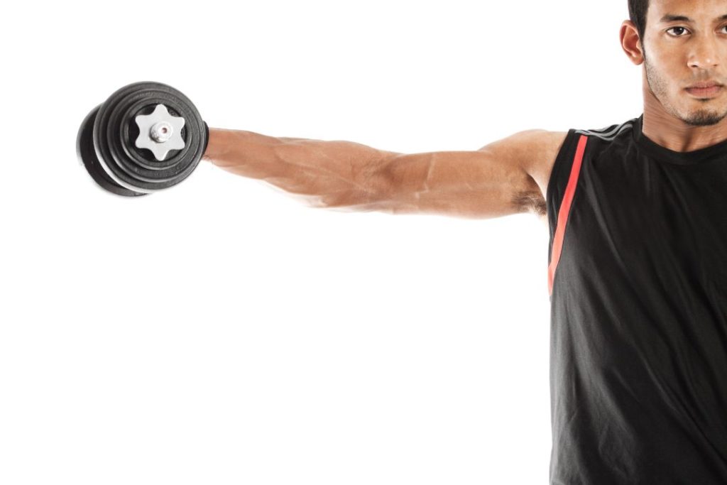 Vue du bras droit d'un sportif en train de lever un haltère.