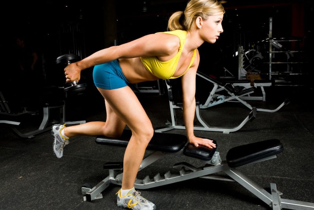 Une femme à la salle de sport.