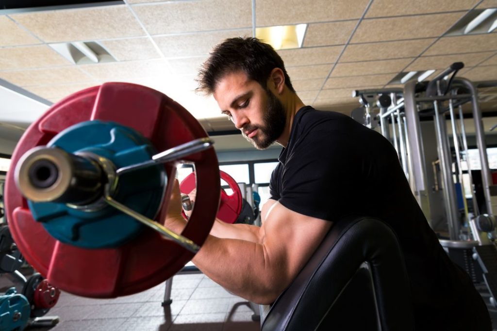 Un homme en train de faire de la musculation.