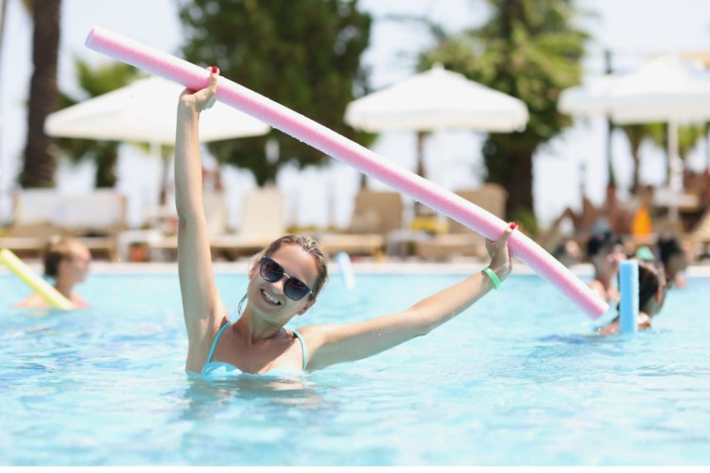 Une femme qui fait de l'aquagym en été.