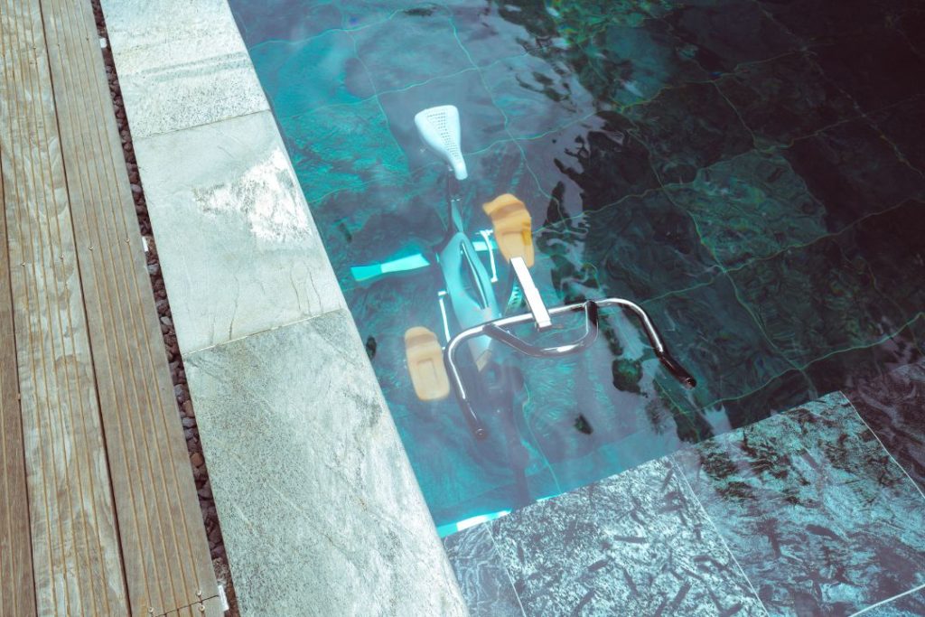 Un vélo dans une piscine.